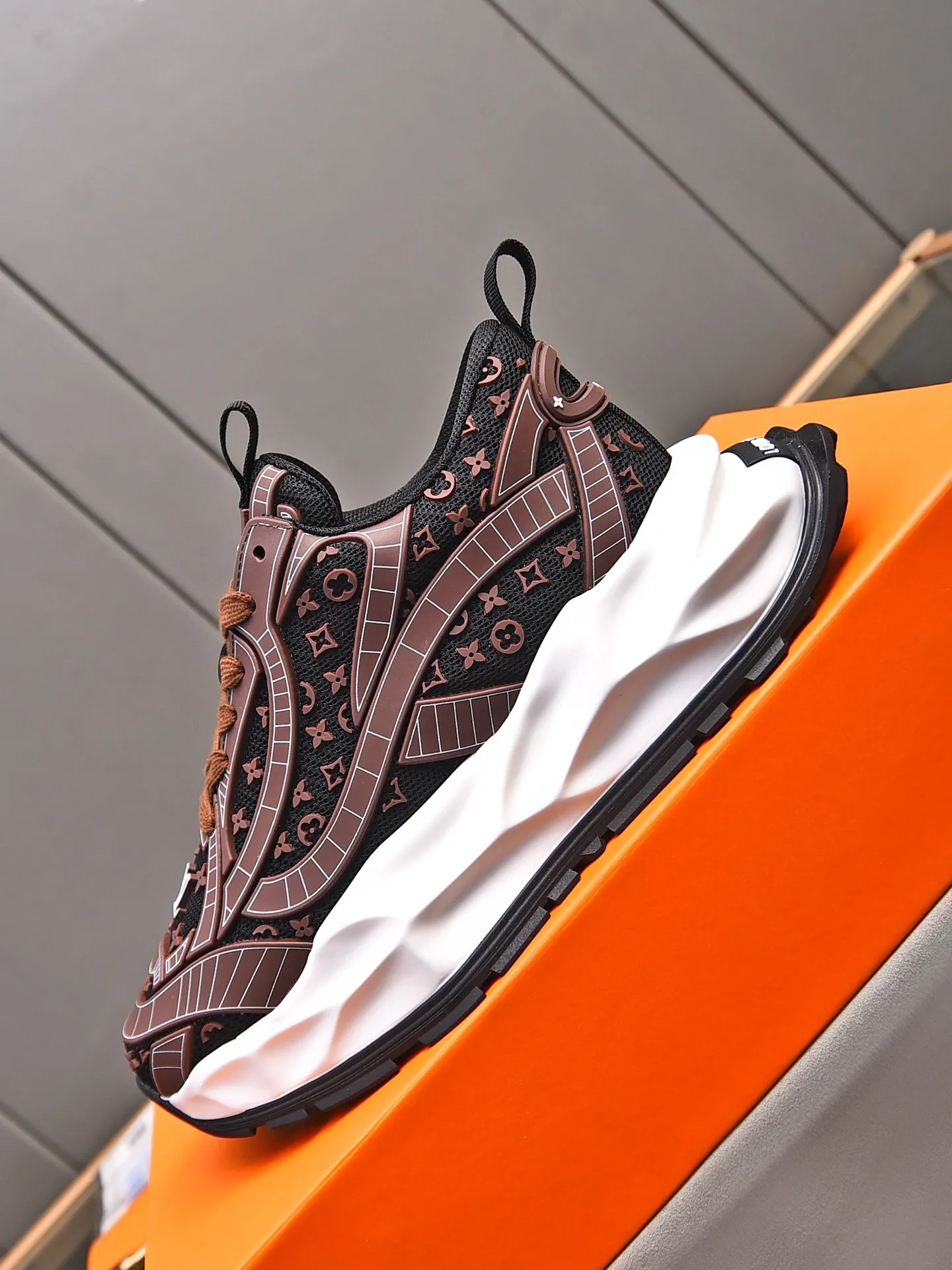 Men's shoes 💰580 📛📛【LOUIS VUITTON】Louis Vuitton 2024 new products👟Milan fashion catwalk style🇰🇾🇰🇾LV family logo, big-name style, a must-have for fashionistas⚠️Imported mesh with high-tech glue technology➕Cow leather➕Breathable mesh lining➕Genuine leather feet➕Special foam outsole👞Number 38-44 (45 46 custom-made)